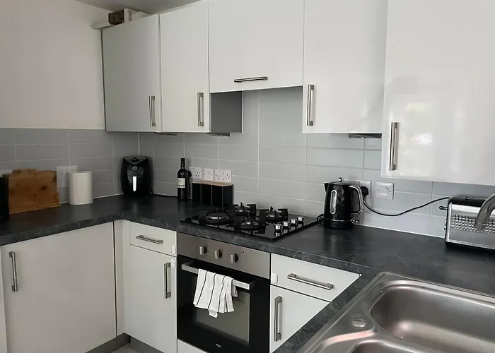 2 Bedroom Spacious Apartment Sleeps 5