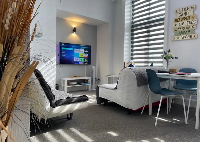 Burlington Mansions - Free Allocated Parking - 8 Mins Walk To The Beach - Gym - Pool Table - Brought To You By Coastline Retreats